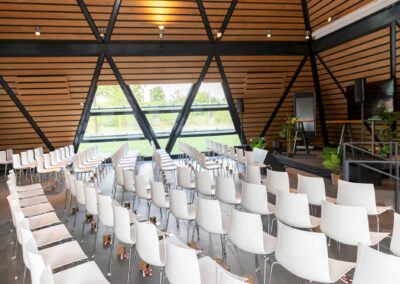 Moderne Eventlocation mit Bestuhlung und Bühne für Business Events in Hannover