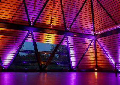 Moderne Eventlocation mit farbenfroher Beleuchtung für Catering und besondere Events in Hannover