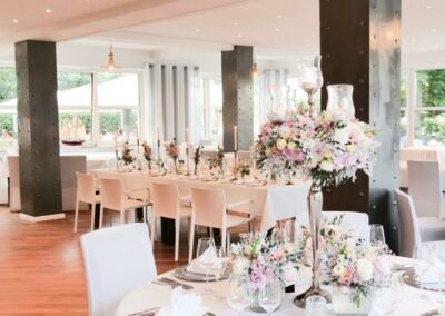 Festlich gedeckte Eventlocation mit Blumendekoration für Hochzeiten und Feiern in Hannover
