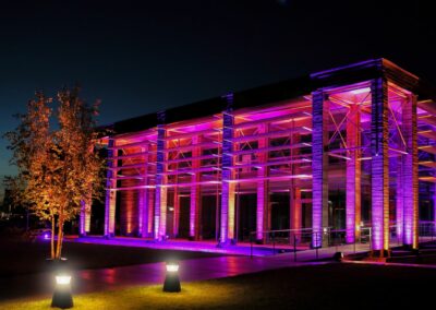 Modern beleuchtete Eventlocation bei Nacht für Catering und Veranstaltungen in Hannover